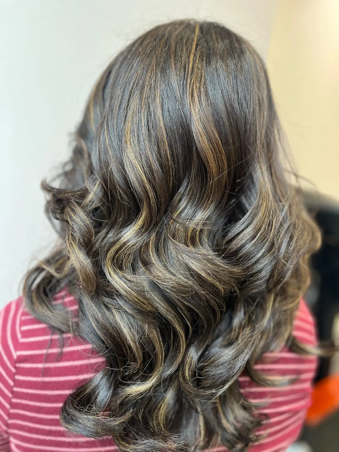 Glossy brunette waves with golden highlights created at Akestatica